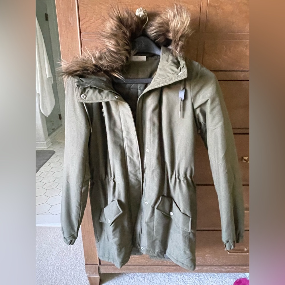 LIKE NEW Jacket. Hooded w pockets & ability to cinch waist
